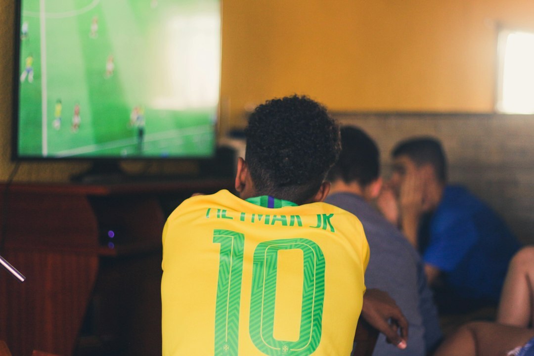 Neymar, la sensación del fútbol brasileño, ha experimentado un sorprendente cambio físico que ha desconcertado a los aficionados. 