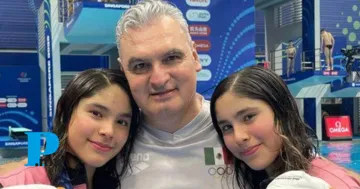 Las gemelas Lía y Mía Cueva, junto a su entrenador Iván Bautista, celebran su medalla de bronce en el Mundial de Singapur 2025