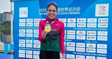 La mexicana Anahí Álvarez celebra tras ganar la medalla de oro en duatlón en los Juegos Mundiales Chengdú 2025.