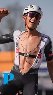 Isaac del Toro sale ileso del caos y se mantiene líder en el Giro de Italia