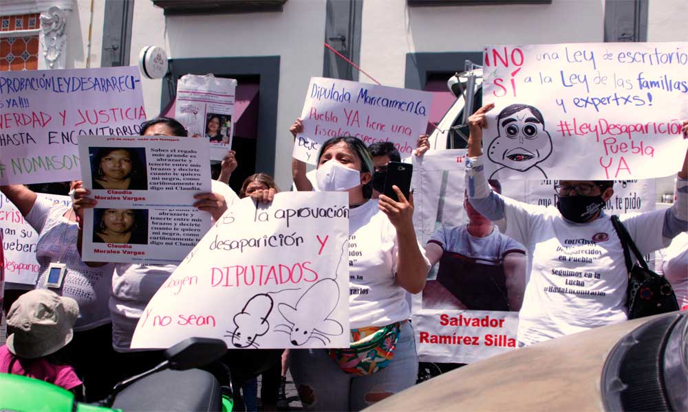 Voz de Los Desaparecidos protesta fuera del Congreso de Puebla