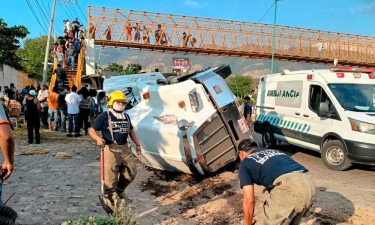 Tragedia en Chiapas; 53 migrantes fallecen tras accidente de camión en Chiapas