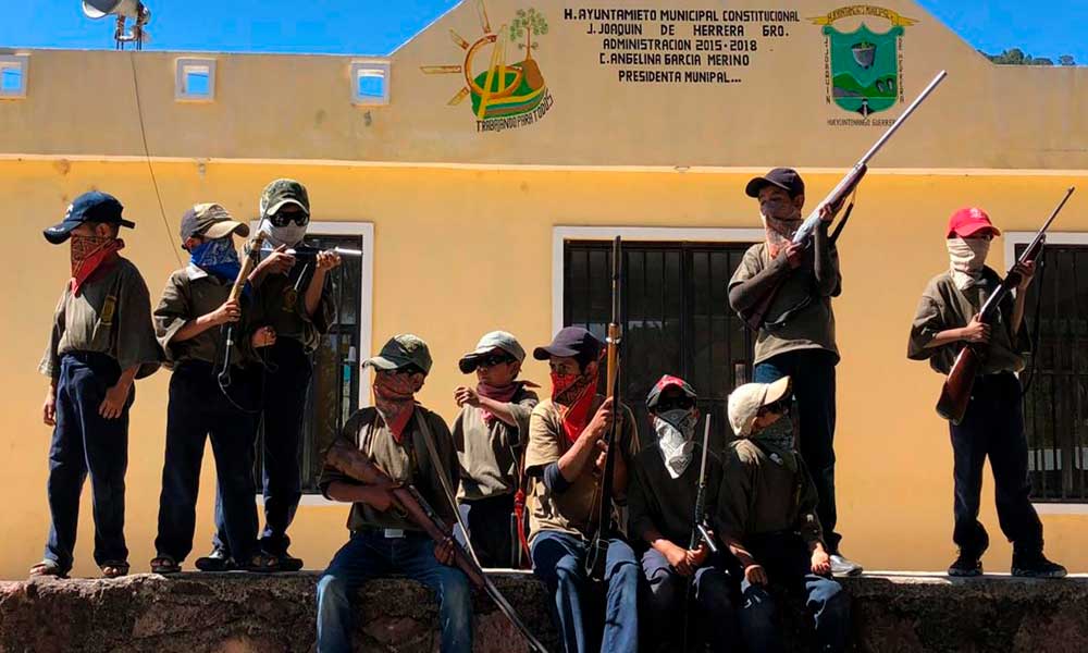 Policías comunitarios dan armas a los niños para defenderse de los narcos en Guerrero