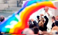 Padres deben apoyar a sus hijos con diferente orientación sexual, no condenarlos: papa Francisco