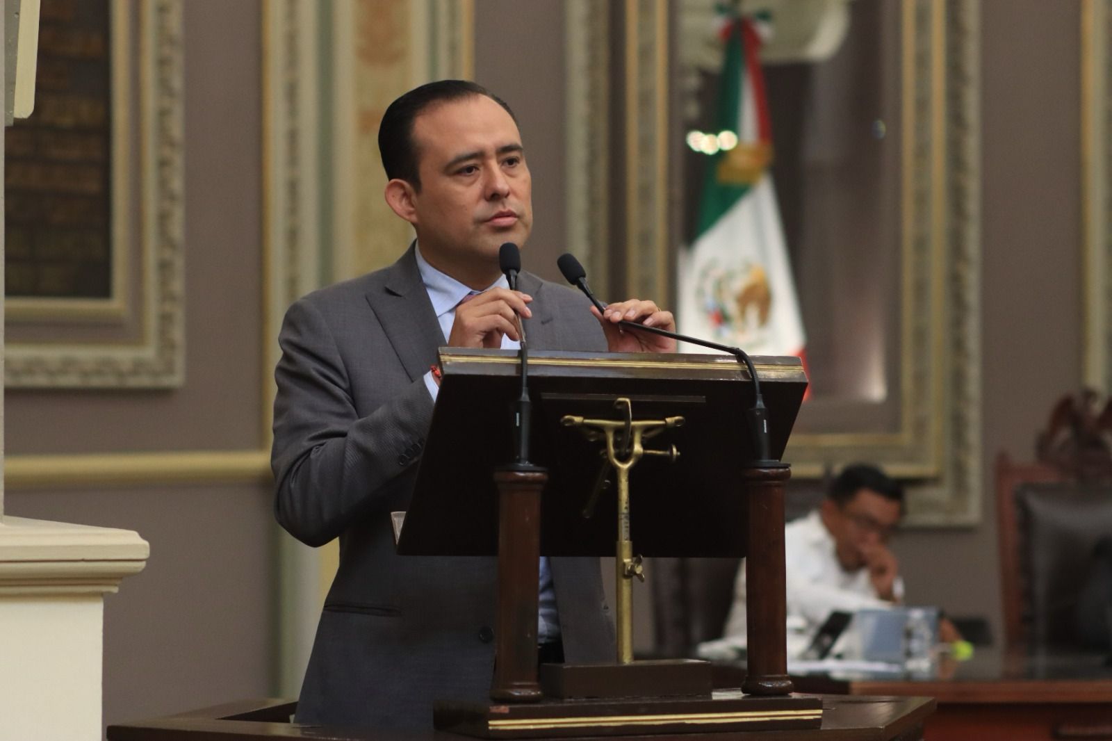 Eduardo Castillo López en la tribuna del Congreso del Estado de Puebla