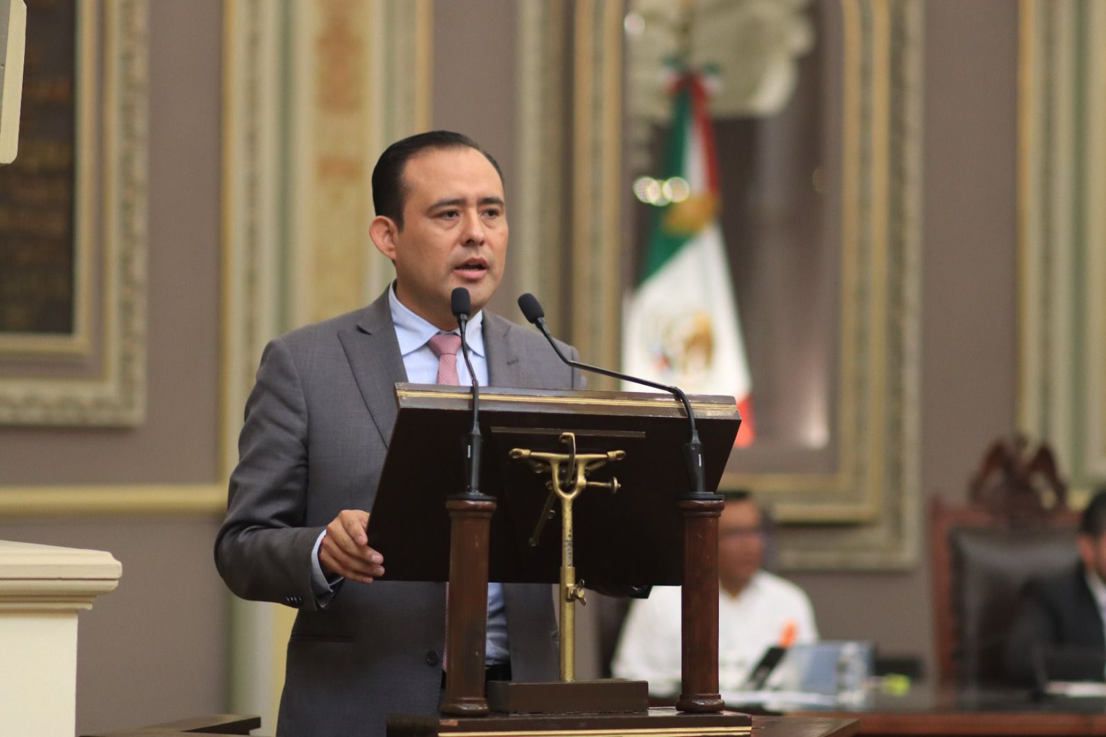 Eduardo Castillo López (Diputado local) presentando iniciativa que busca asegurar condiciones de igualdad para que las y los jóvenes accedan a su primer empleo