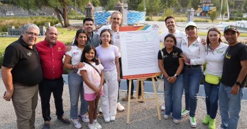 Pepe Chedraui firmando Agenda Política a favor de los Derechos Humanos de la niñez y la juventud.