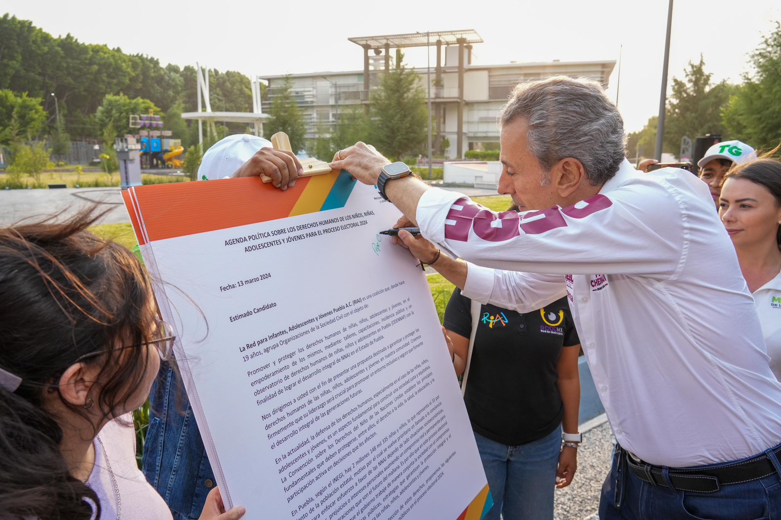 Pepe Chedraui firmando compromisos ante la Red para Infantes, Adolescentes y Jóvenes Puebla A.C. (RIAJ)