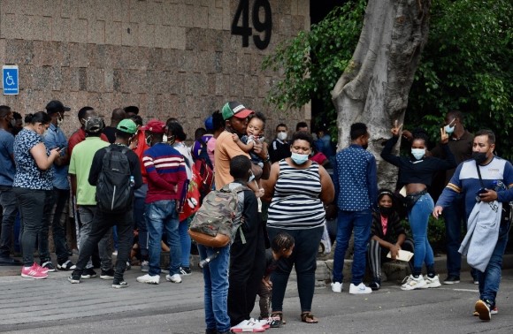 Refugiados en México hacen filas para solicitar su residencia en la COMAR