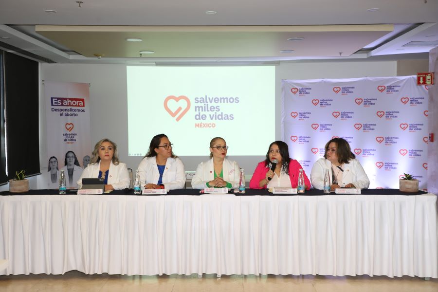 Doctoras de ‘Salvemos Miles de Vidas’ piden despenalización del aborto. Foto: EsImagen