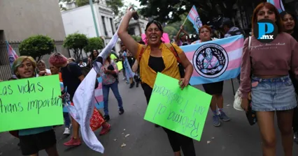 Colectivos trans mantienen un plant&oacute;n frente a la Secretar&iacute;a de Gobernaci&oacute;n para exigir una mesa de di&aacute;logo y avances en la discusi&oacute;n de la Ley Integral Trans.