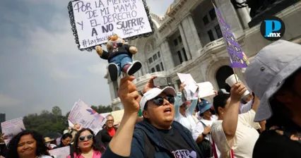 Pacientes con enfermedades incurables y familiares marcharon en CDMX para exigir la legalizaci&oacute;n de la eutanasia y entregaron m&aacute;s de 180 mil firmas.