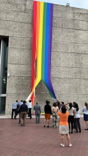 Líder sindical y agremiados de Infonavit destruyen bandera LGBT en acto de homofobia