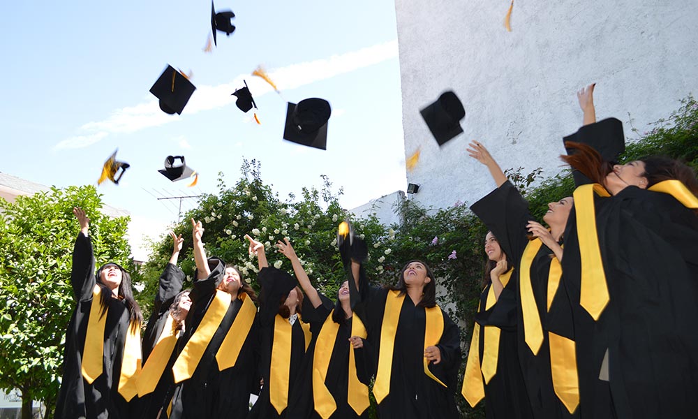 Culminan su historia en la uni 