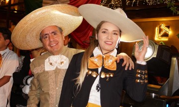 Celebran aniversario a la mexicana