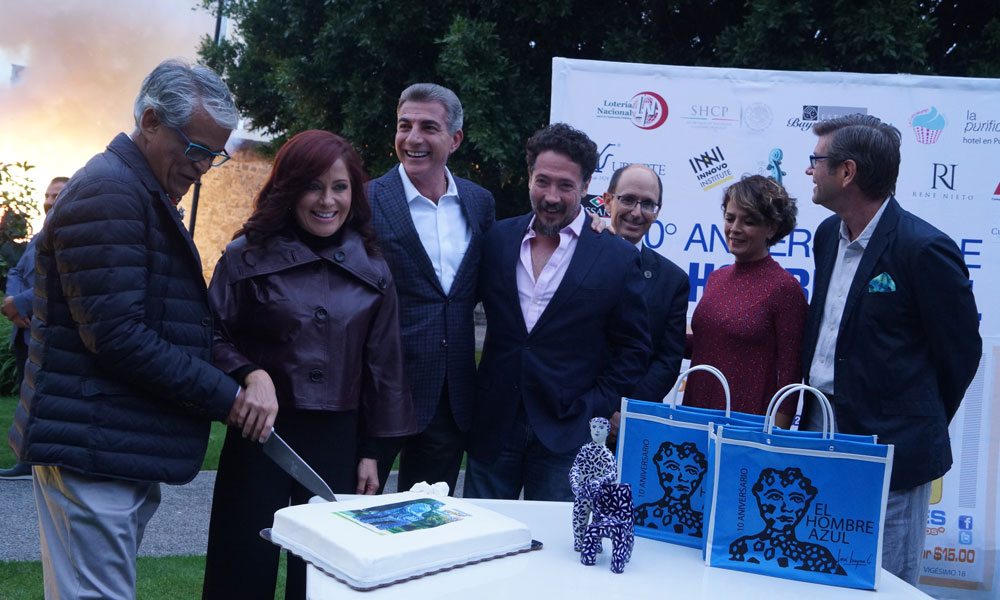 Conmemoran décimo aniversario de escultura del Hombre azul