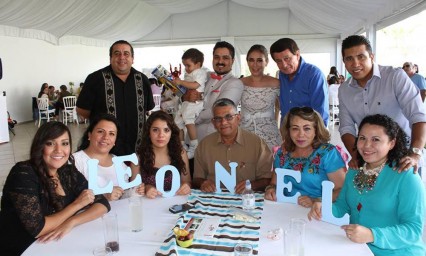Leonel recibe su bautismo