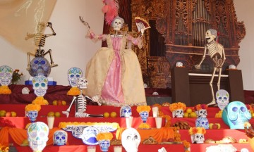 Celebran familias poblanas temporada del día de muertos