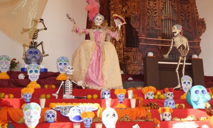 Celebran familias poblanas temporada del día de muertos