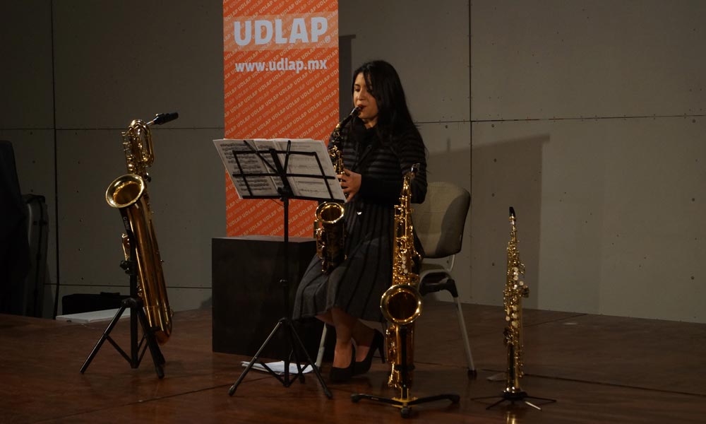 Disfrutan al tono del Saxofón en Capilla del Arte UDLAP