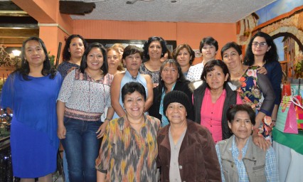 Festeja Mónica su retiro con amigos y familiares