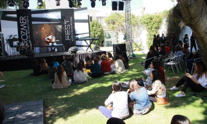 Realizan festival musical con moda y estilo