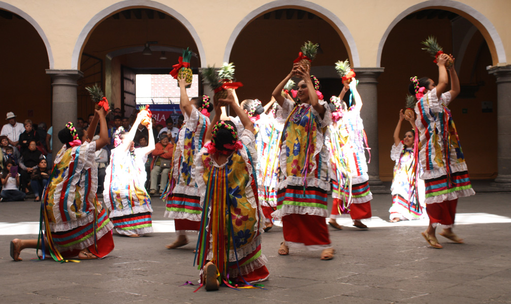 Lucen folclórico danza regional en Casa de la Cultura