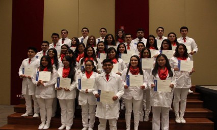 Se comprometen futuros médicos y odontólogos