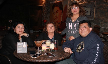 Degustan cocteles al ritmo de la trova