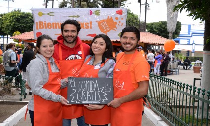 Regalan alimentos para ayudar a necesitados