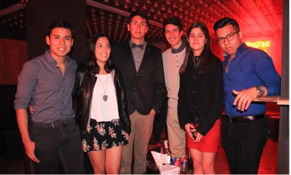Celebran fiesta rojo neón