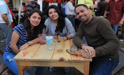 Asisten a feria de cerveza 