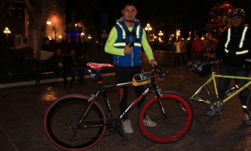 Pedalean entre amigos por calles de Puebla