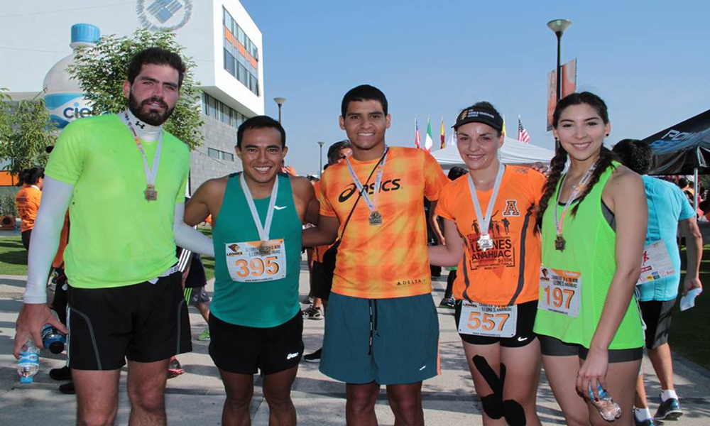 Participan en carrera universitaria