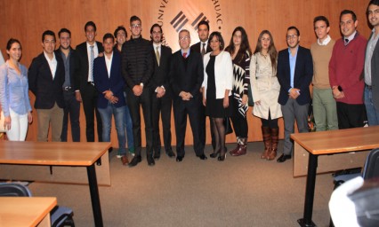 Asisten universitarios a conferencia de derecho