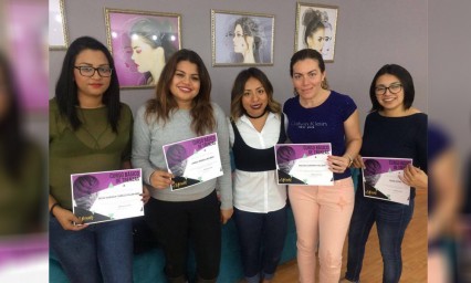 Participan en taller de estilos de peinado