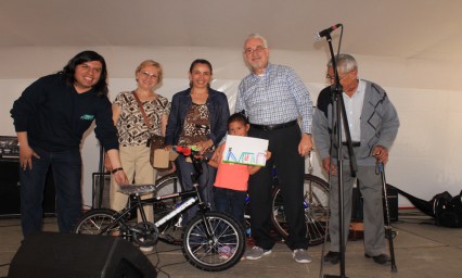 Disfrutan de la alegría del Barrio de Santiago