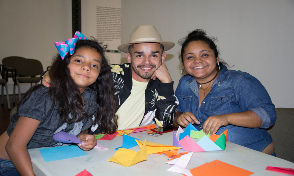 Experimentan la magia de la papiroflexia en taller lúdico