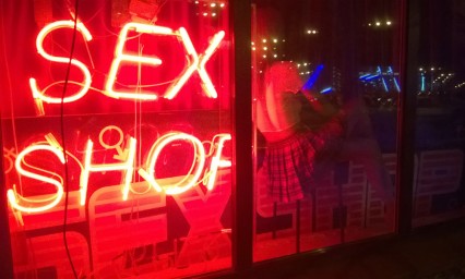 Experimentar la sexualidad bajo la estafeta de una Sex Shop
