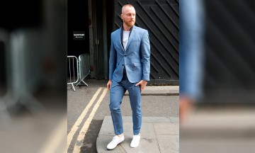 ¿Se puede usar traje con tenis?