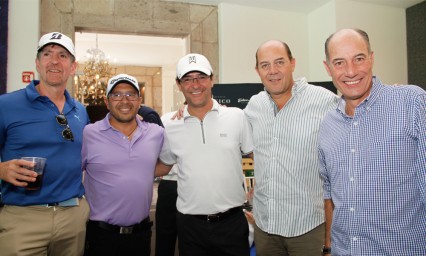 Disfrutan del golf entre autos de lujo