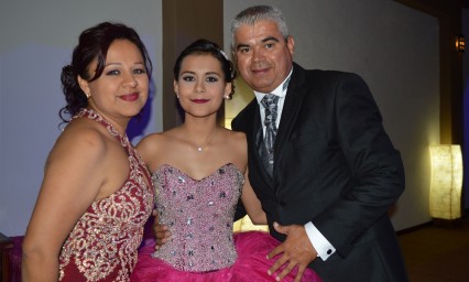 Andrea Vergara Mart&iacute;nez celebra sus XV a&ntilde;os