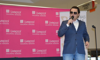 Asisten a firma de aut&oacute;grafos de Manuel Jos&eacute;