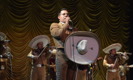 Deleitan a sus oídos con el canto del mariachi