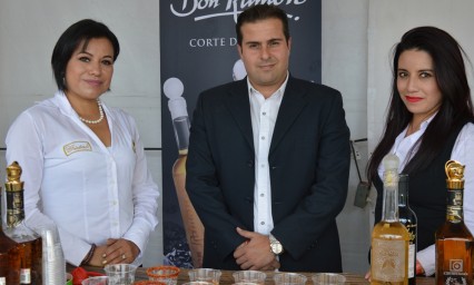 Disfrutan en familia de destilados oaxaque&ntilde;os