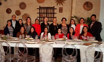 Celebran con una rica cena a lado de compañeros y maestros