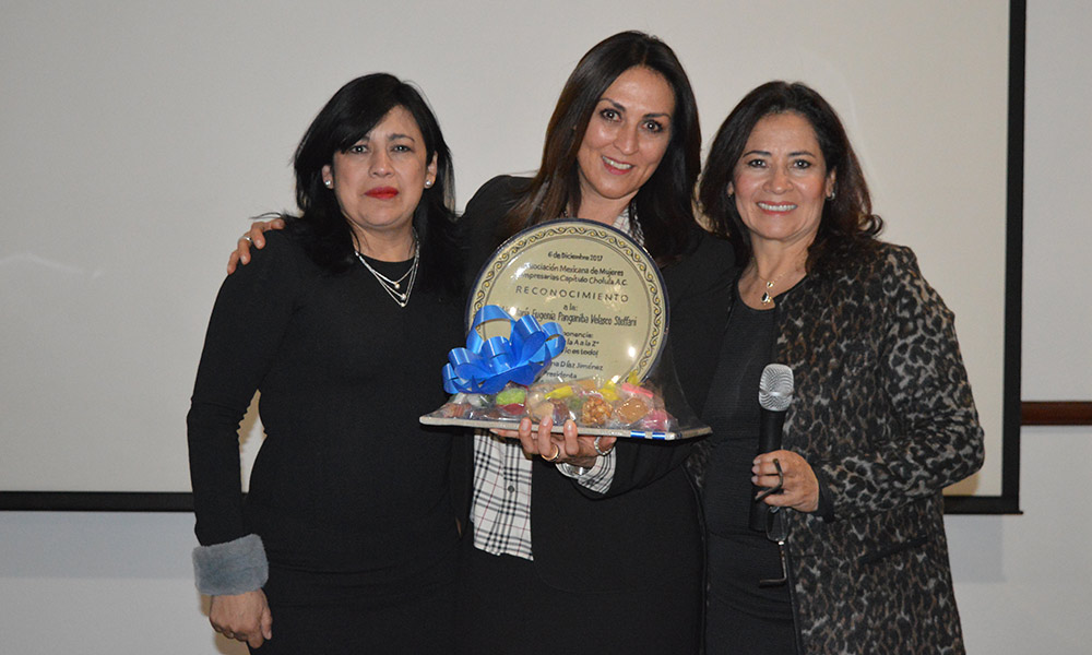 Disfrutan desayuno empresarial mujeres emprendedoras 