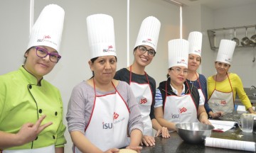 Aprenden estudiantes el arte de la cocina navideña