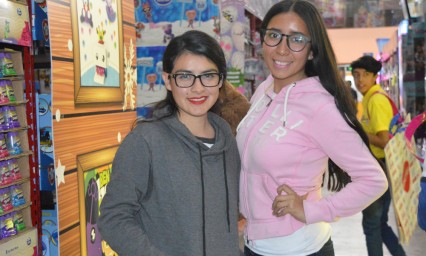 Preparan ni&ntilde;os sus deseos para Santa Claus