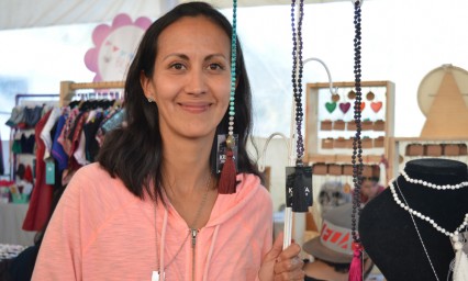 Visitantes disfrutan tarde soleada en mercado de Cholula